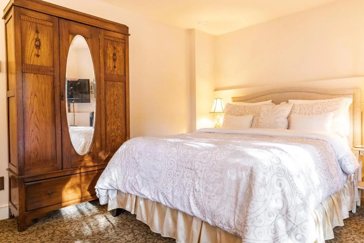 Amethyst Inn Victoria Bed & Breakfast